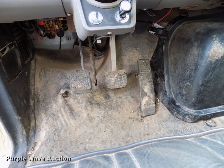 image for item GF9892 1995 Ford F800 oil distribution truck