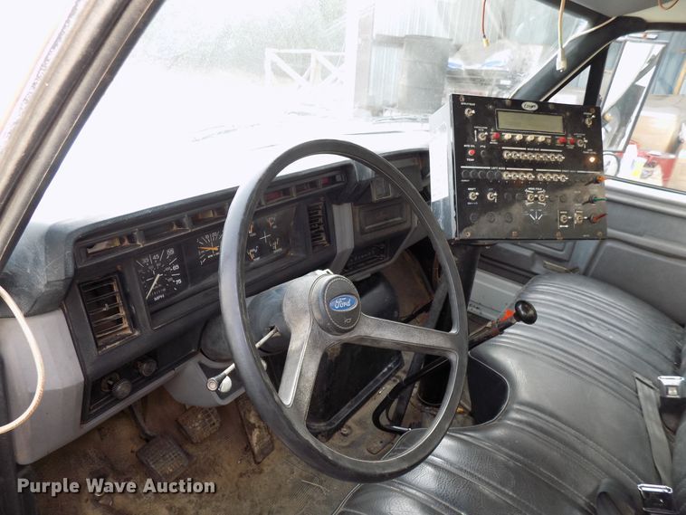 image for item GF9892 1995 Ford F800 oil distribution truck