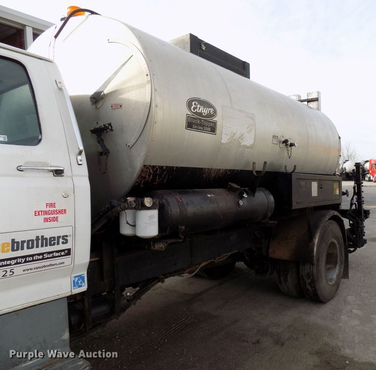 image for item GF9892 1995 Ford F800 oil distribution truck