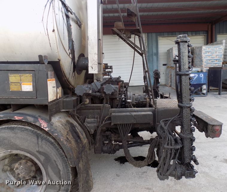 image for item GF9892 1995 Ford F800 oil distribution truck