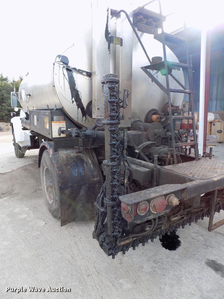 image for item GF9892 1995 Ford F800 oil distribution truck