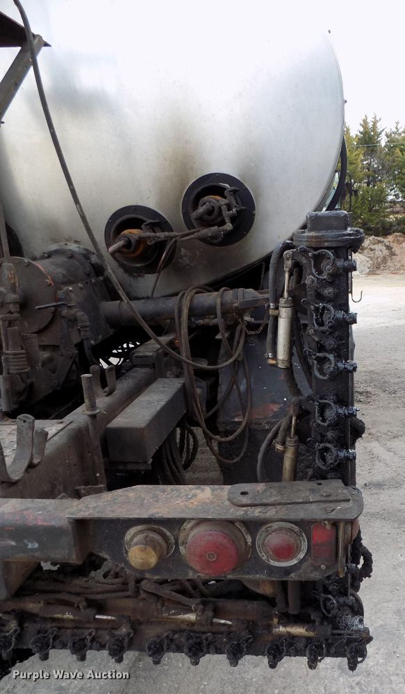 image for item GF9892 1995 Ford F800 oil distribution truck