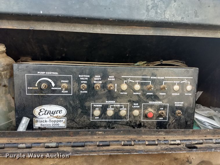 image for item GF9892 1995 Ford F800 oil distribution truck