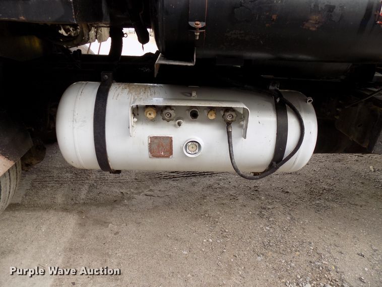 image for item GF9892 1995 Ford F800 oil distribution truck