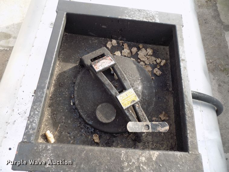 image for item GF9892 1995 Ford F800 oil distribution truck