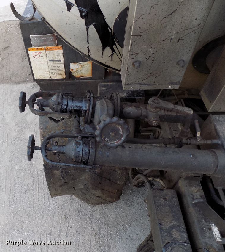 image for item GF9892 1995 Ford F800 oil distribution truck