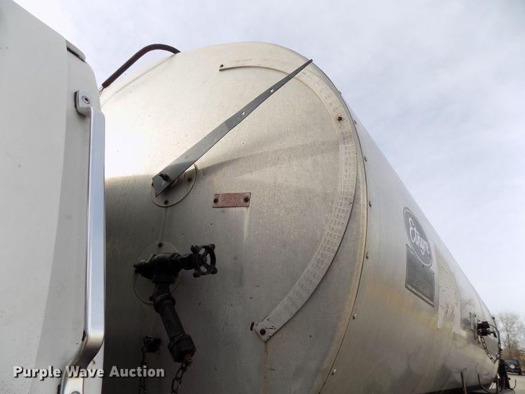 image for item GF9892 1995 Ford F800 oil distribution truck