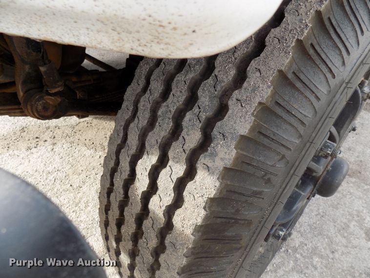 image for item GF9892 1995 Ford F800 oil distribution truck