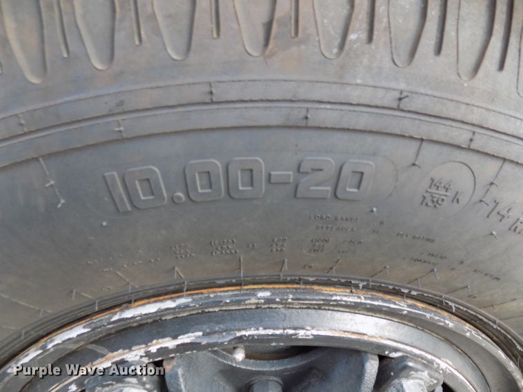 image for item GF9892 1995 Ford F800 oil distribution truck