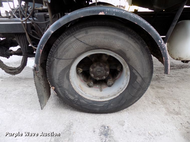 image for item GF9892 1995 Ford F800 oil distribution truck