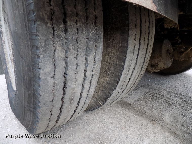 image for item GF9892 1995 Ford F800 oil distribution truck