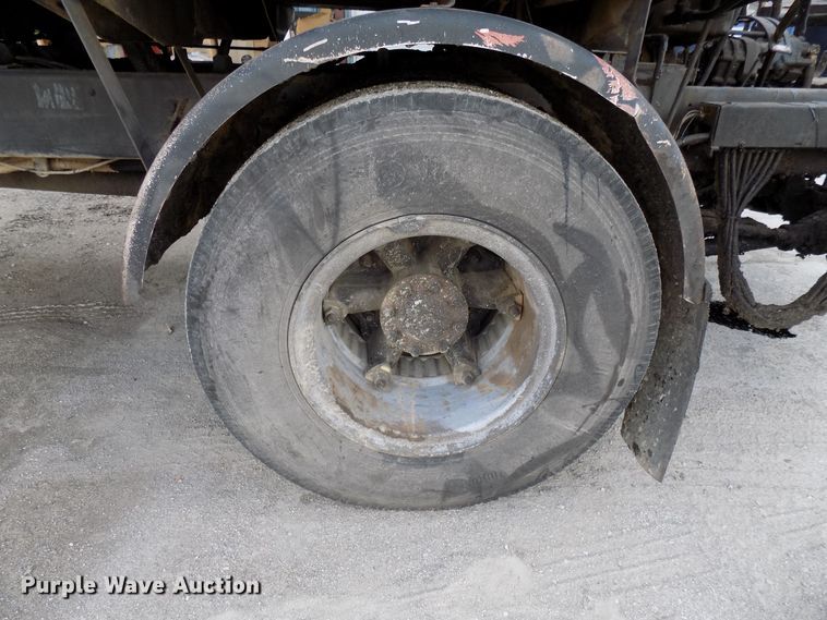 image for item GF9892 1995 Ford F800 oil distribution truck