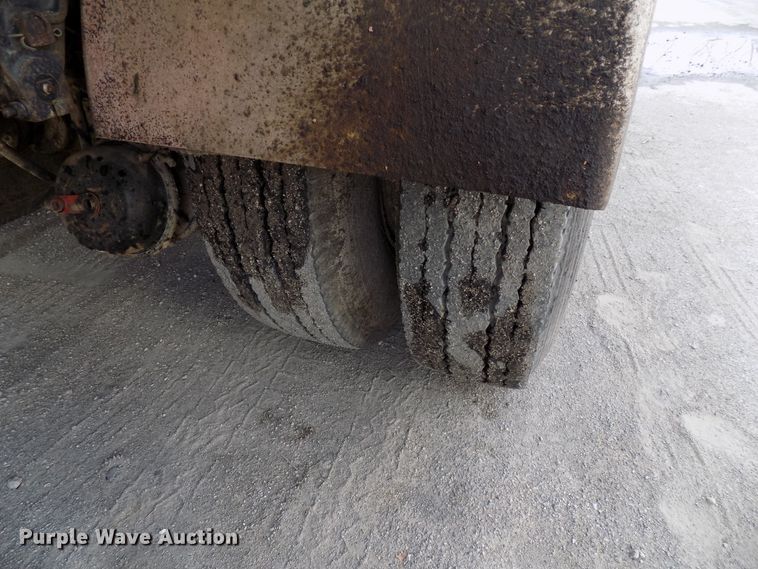 image for item GF9892 1995 Ford F800 oil distribution truck