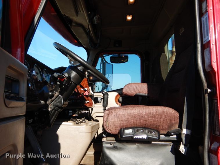 image for item GF9912 2006 International 9200i semi truck