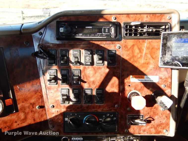 image for item GF9912 2006 International 9200i semi truck