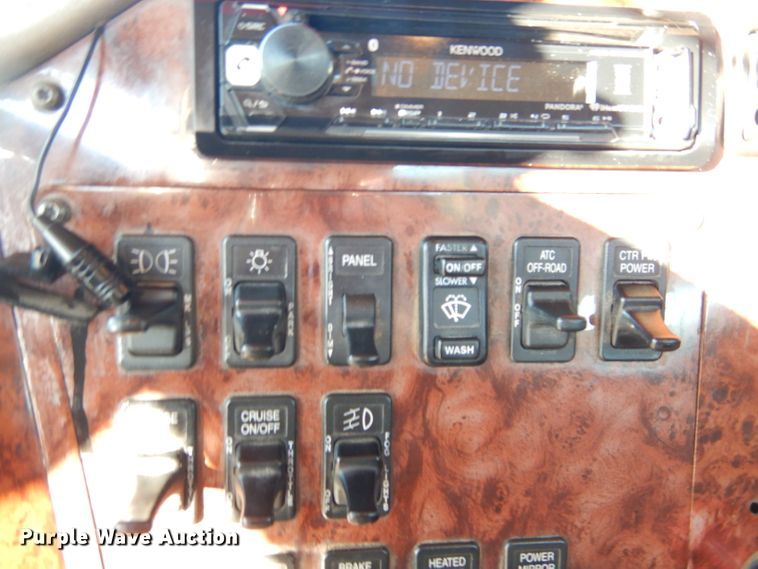 image for item GF9912 2006 International 9200i semi truck