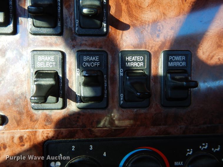 image for item GF9912 2006 International 9200i semi truck