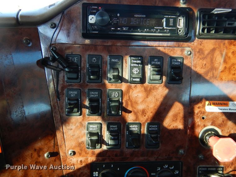 image for item GF9912 2006 International 9200i semi truck