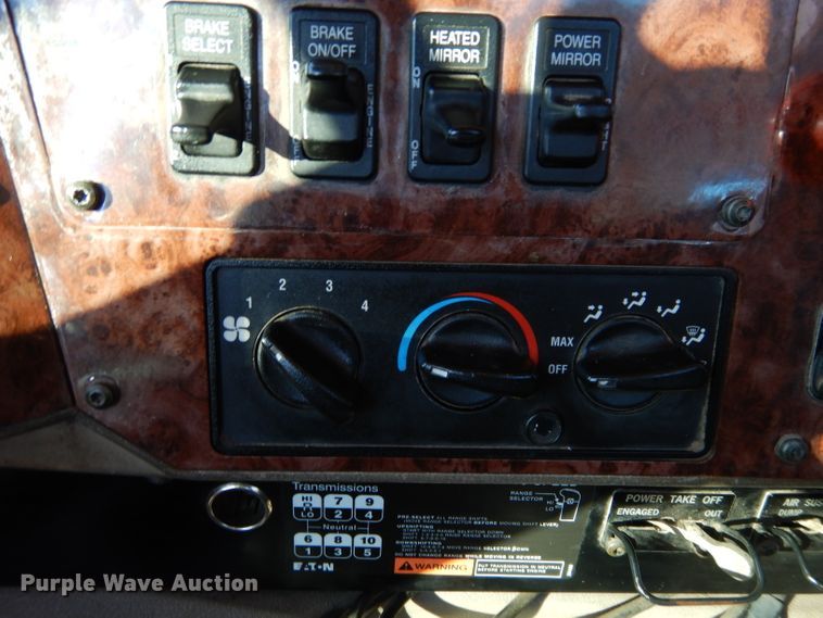 image for item GF9912 2006 International 9200i semi truck