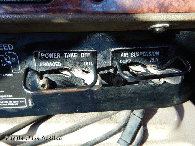 image for item GF9912 2006 International 9200i semi truck