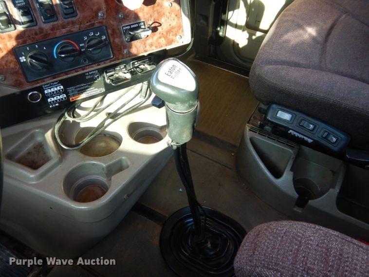 image for item GF9912 2006 International 9200i semi truck