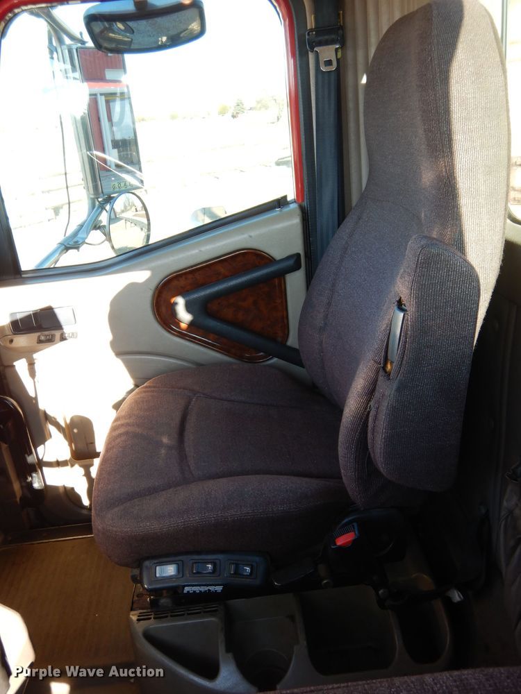 image for item GF9912 2006 International 9200i semi truck