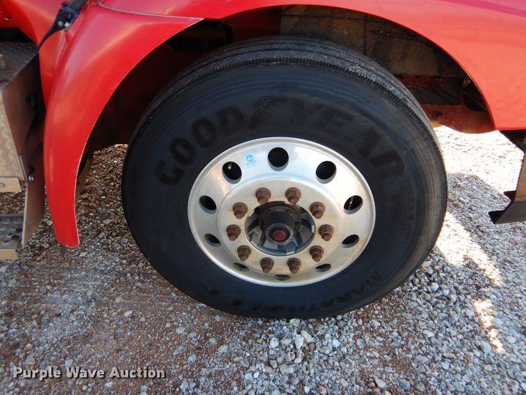 image for item GF9912 2006 International 9200i semi truck