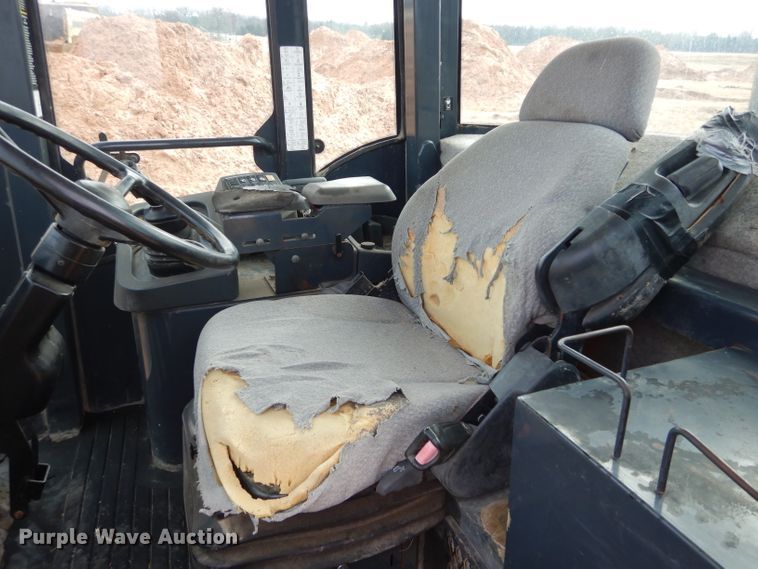 image for item GF9922 2006 John Deere 444J wheel loader