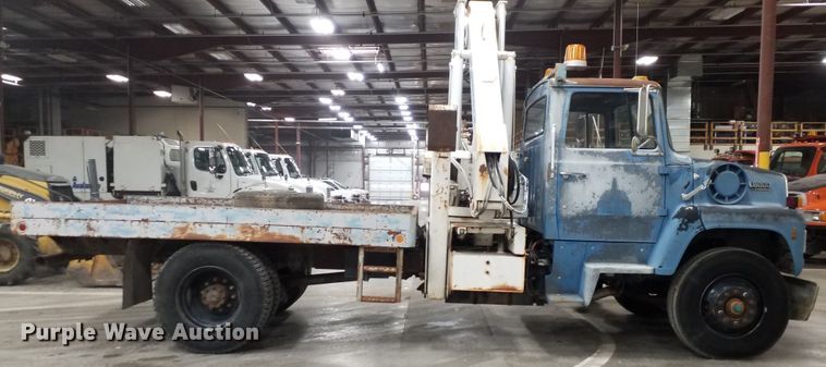 image for item GJ9172 1988 Ford L8000 crane truck