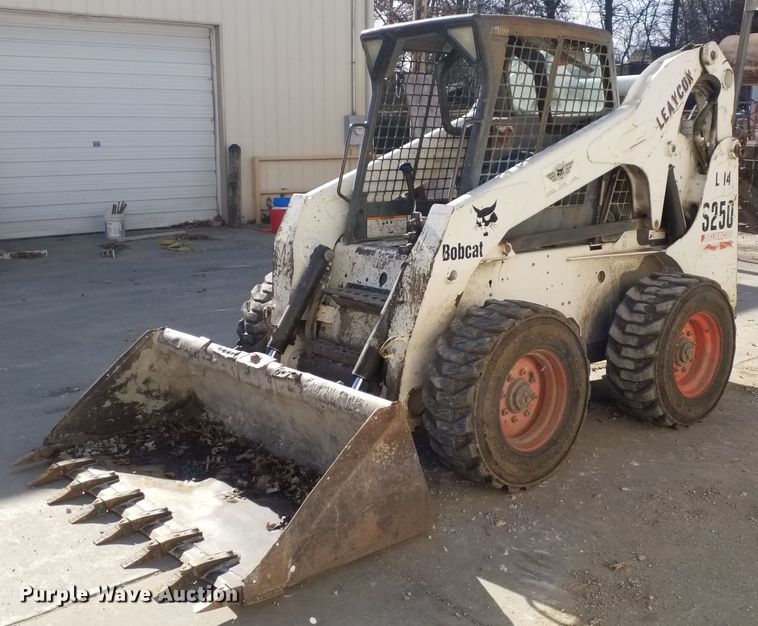 image for item GJ9176 2004 Bobcat S250 skid steer