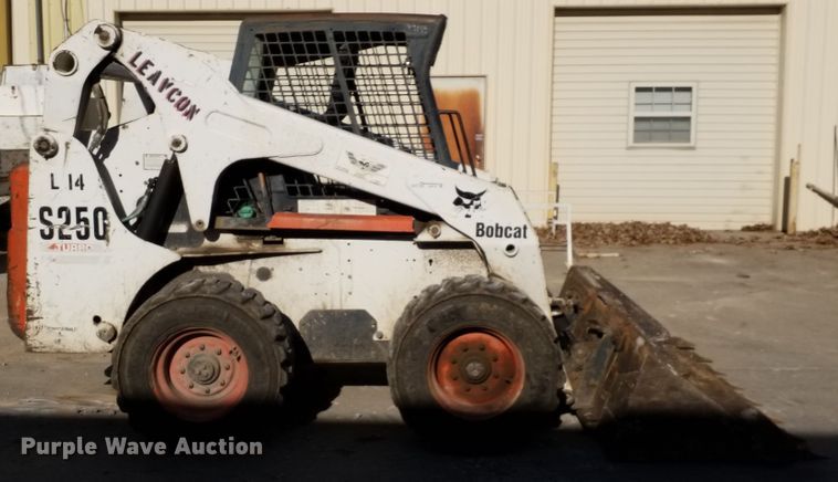 image for item GJ9176 2004 Bobcat S250 skid steer