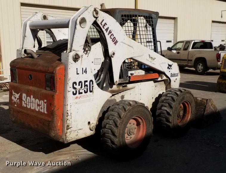 image for item GJ9176 2004 Bobcat S250 skid steer
