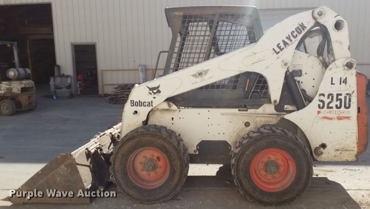 image for item GJ9176 2004 Bobcat S250 skid steer