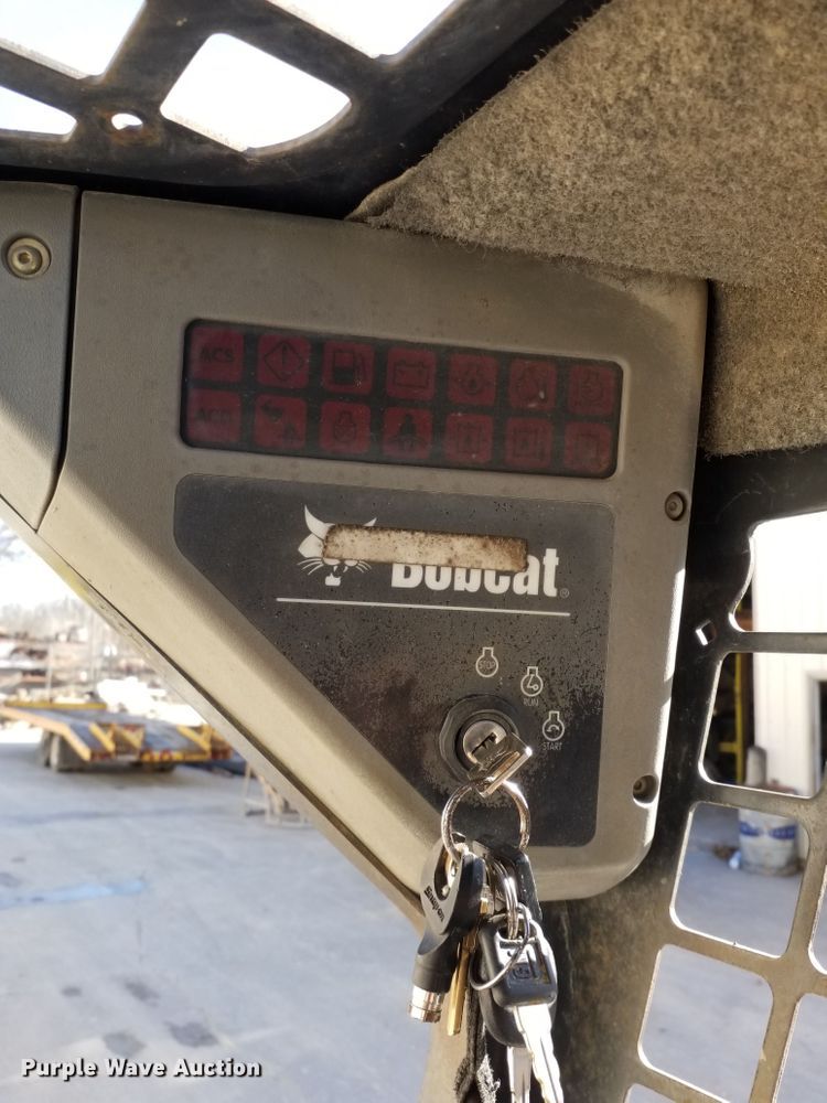 image for item GJ9176 2004 Bobcat S250 skid steer