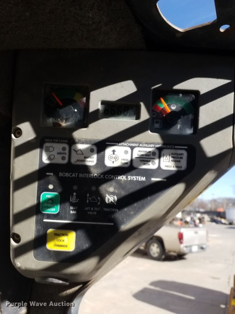 image for item GJ9176 2004 Bobcat S250 skid steer