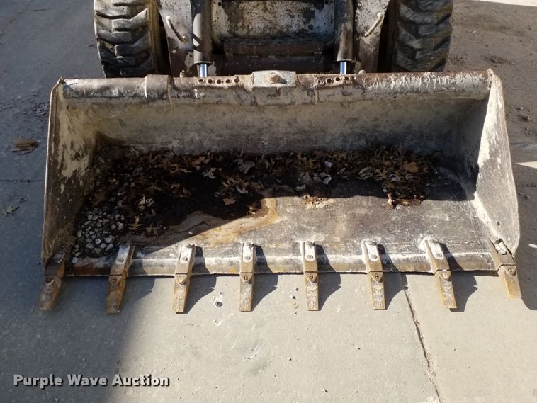 image for item GJ9176 2004 Bobcat S250 skid steer