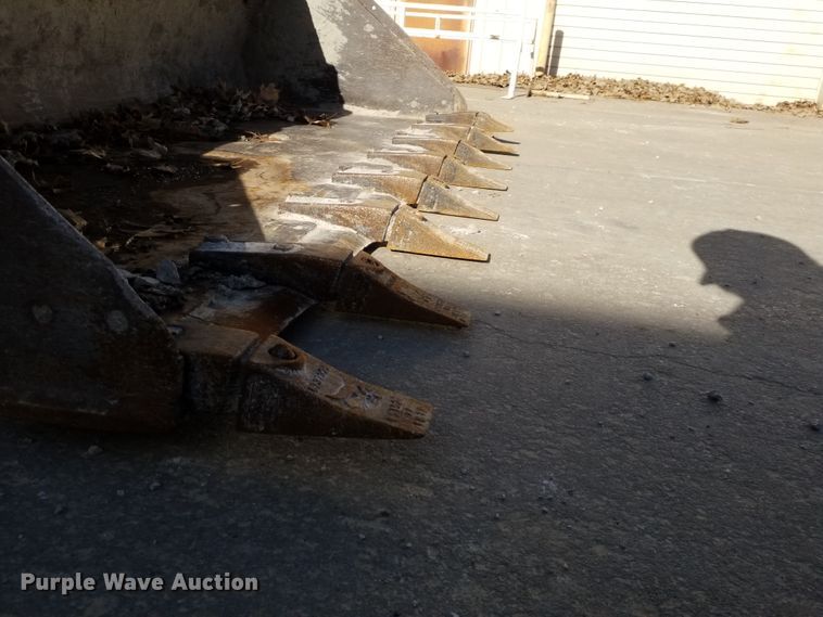 image for item GJ9176 2004 Bobcat S250 skid steer