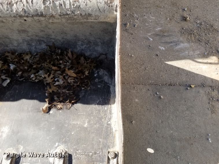 image for item GJ9176 2004 Bobcat S250 skid steer