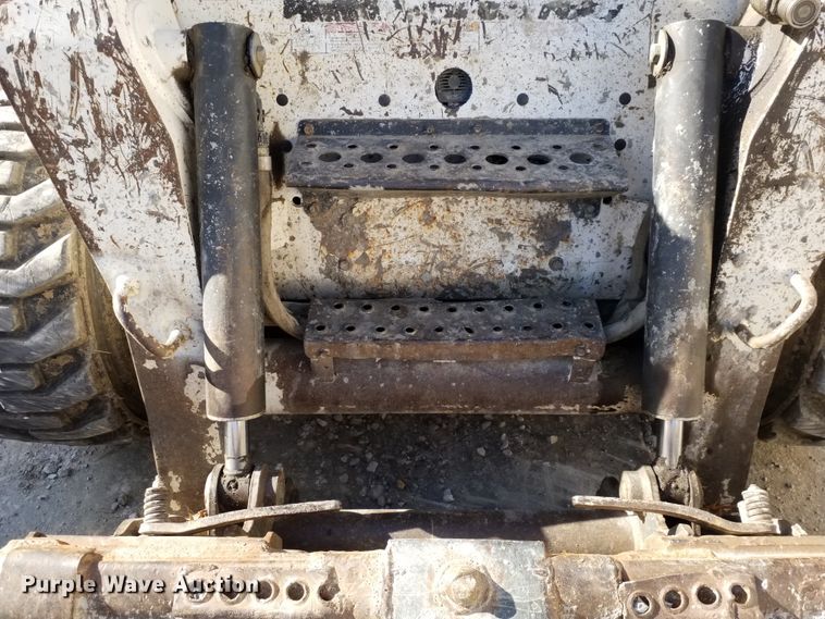 image for item GJ9176 2004 Bobcat S250 skid steer