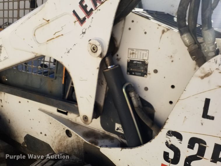 image for item GJ9176 2004 Bobcat S250 skid steer