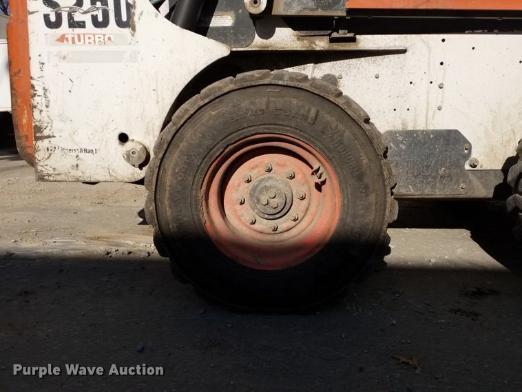 image for item GJ9176 2004 Bobcat S250 skid steer