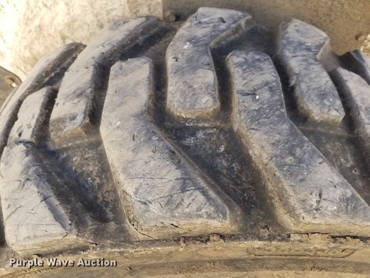 image for item GJ9176 2004 Bobcat S250 skid steer