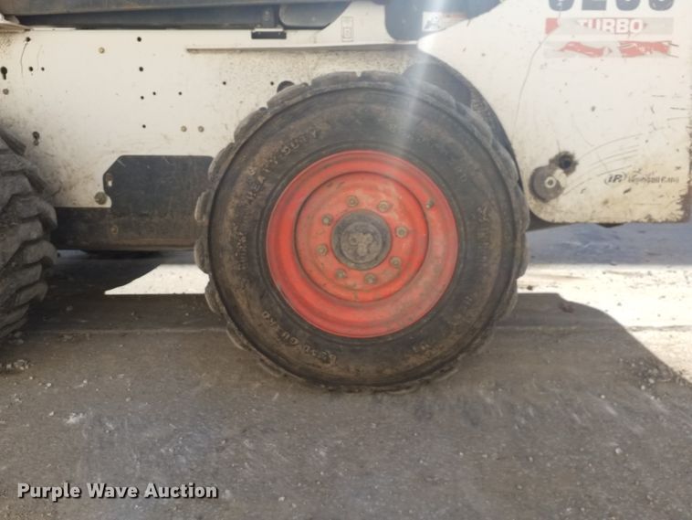 image for item GJ9176 2004 Bobcat S250 skid steer