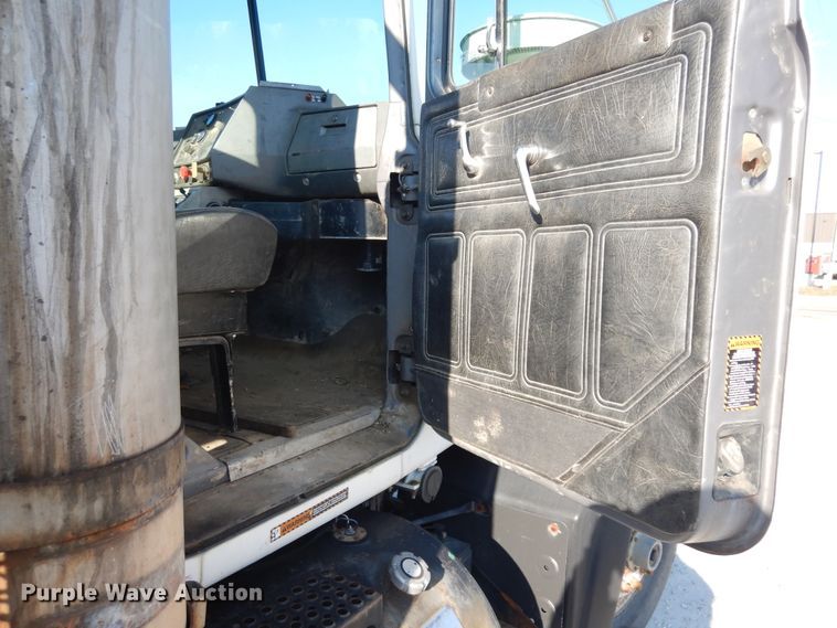 image for item DF6619 1996 Mack RD688S crane truck