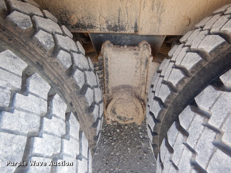 image for item DF6619 1996 Mack RD688S crane truck