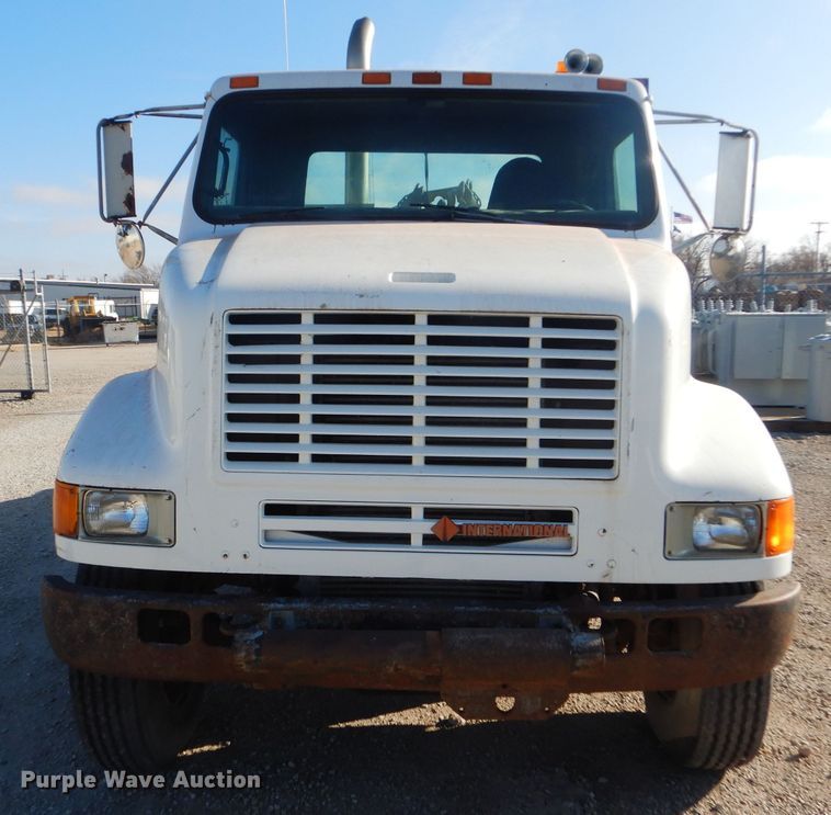image for item FG9875 1991 International 7100 flatbed truck