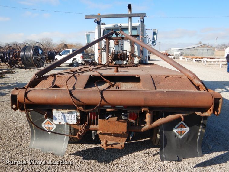 image for item FG9875 1991 International 7100 flatbed truck