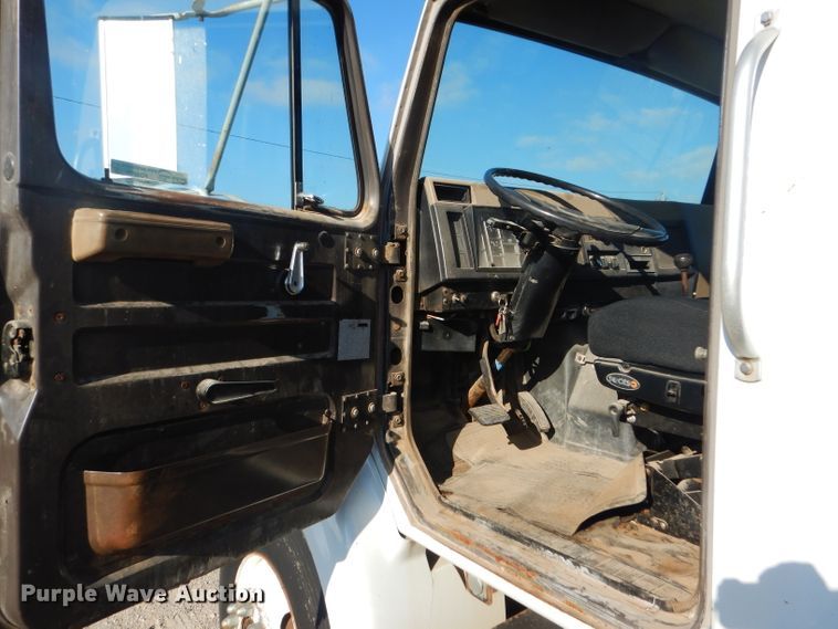 image for item FG9875 1991 International 7100 flatbed truck