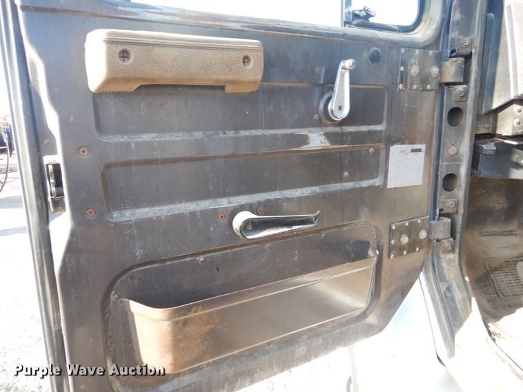 image for item FG9875 1991 International 7100 flatbed truck