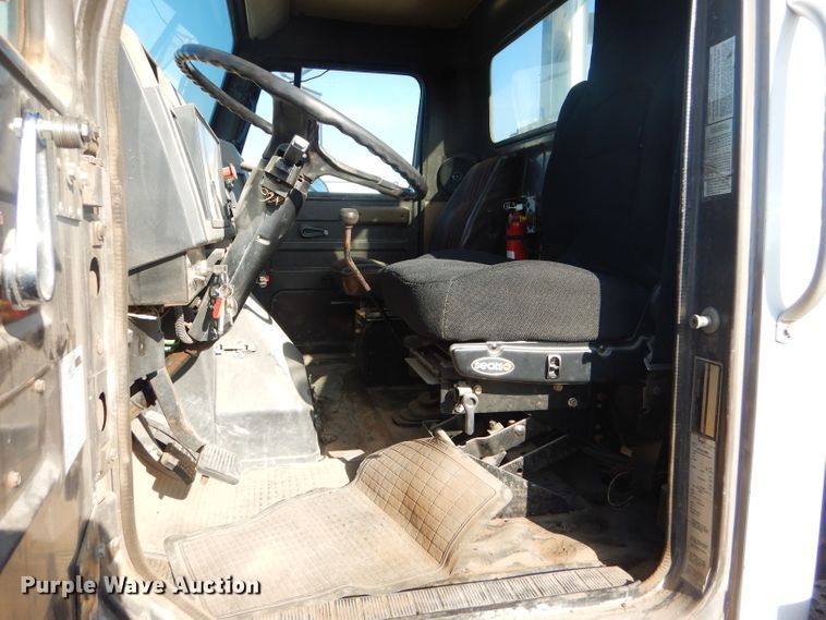 image for item FG9875 1991 International 7100 flatbed truck